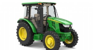 John Deere 5075E トラクター:小規模農場向けのパワーと多用途性 