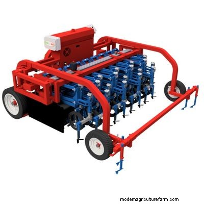 Ferrari Growtech Remoweed:列および植物間の除草用自動除草機 