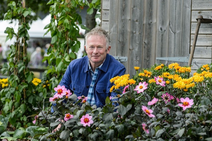 Gardeners  World Presenters:een blik op de iconische hosts 