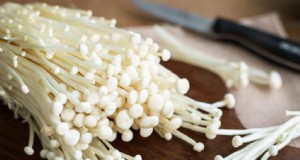 Funghi Enoki:una guida completa al sapore, alla nutrizione e alla coltivazione 
