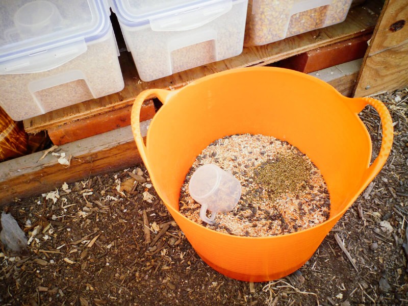 Garden Betty s 自家製全粒鶏飼料 - 大豆とトウモロコシを含まないオプション 