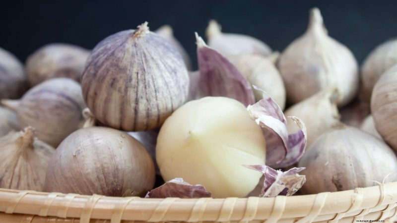 Tuinbedden voorbereiden op het planten van knoflook:een stapsgewijze handleiding 