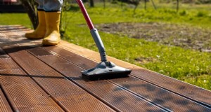 Häufigkeit des Färbens des Decks:Wie oft sollten Sie färben? 