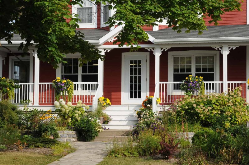 Boost Curb Appeal:een eenvoudige plantengids voor de voortuin 