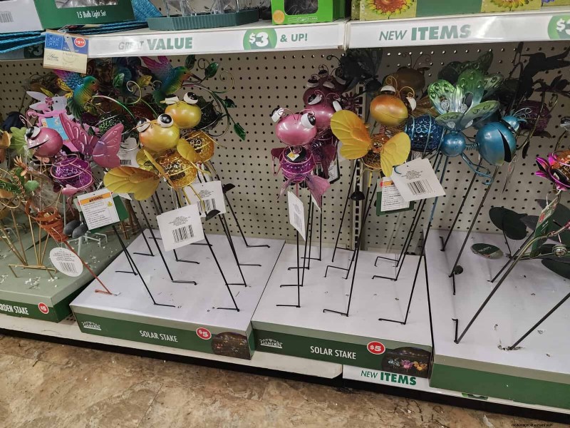 予算に優しい庭の装飾:Dollar Tree で 5 ドル以下で見つかる素晴らしいアイテム 