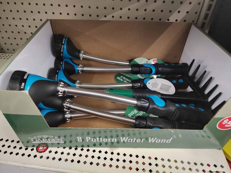 予算に優しい庭の装飾:Dollar Tree で 5 ドル以下で見つかる素晴らしいアイテム 