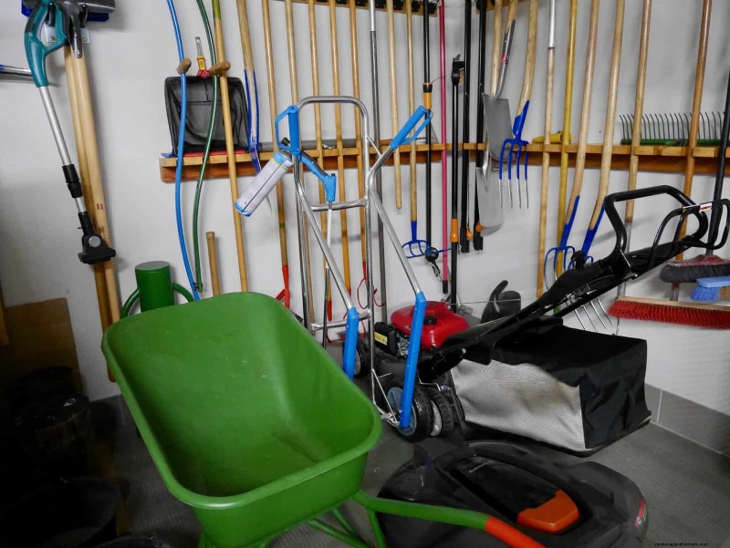 Problemi comuni in giardino e soluzioni facili:una guida per il giardiniere 