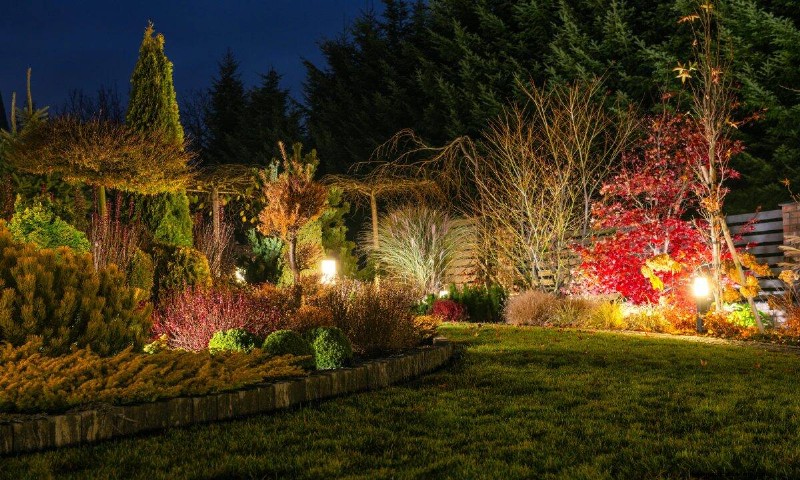 Ideeën voor buitenverlichting:transformeer uw tuin in het donker | Depositphotos 