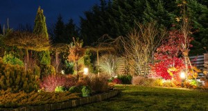 Ideeën voor buitenverlichting:transformeer uw tuin in het donker | Depositphotos 