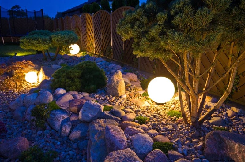 Ideeën voor buitenverlichting:transformeer uw tuin in het donker | Depositphotos 