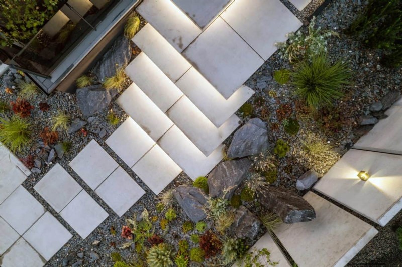 Ideeën voor buitenverlichting:transformeer uw tuin in het donker | Depositphotos 