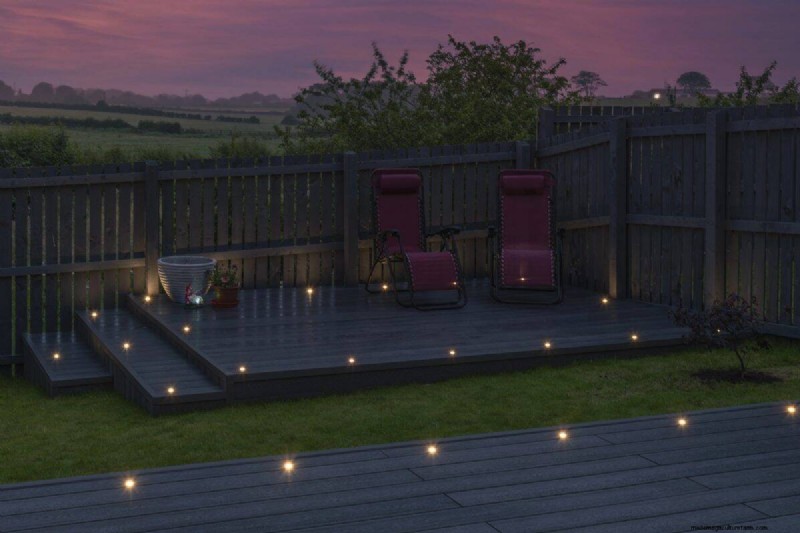 Ideeën voor buitenverlichting:transformeer uw tuin in het donker | Depositphotos 