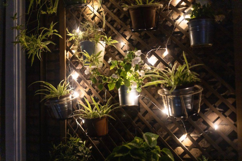 Ideeën voor buitenverlichting:transformeer uw tuin in het donker | Depositphotos 