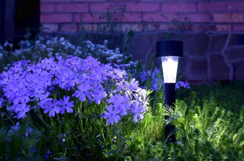 Ideeën voor buitenverlichting:transformeer uw tuin in het donker | Depositphotos 