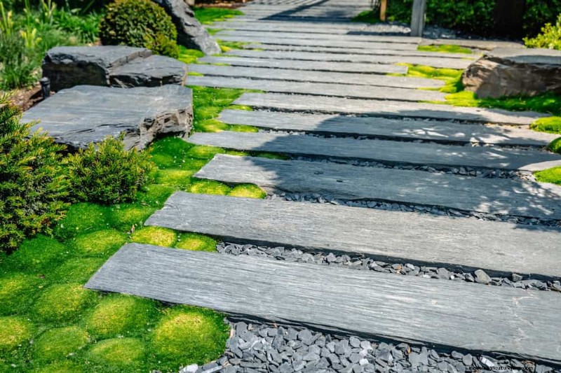 あなたの庭を変える:15 の素晴らしい庭の小道のアイデア 