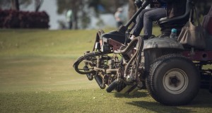 Anleitung zur Einstellung der Husqvarna Zero Turn-Lenkung:Einfache Schritte 