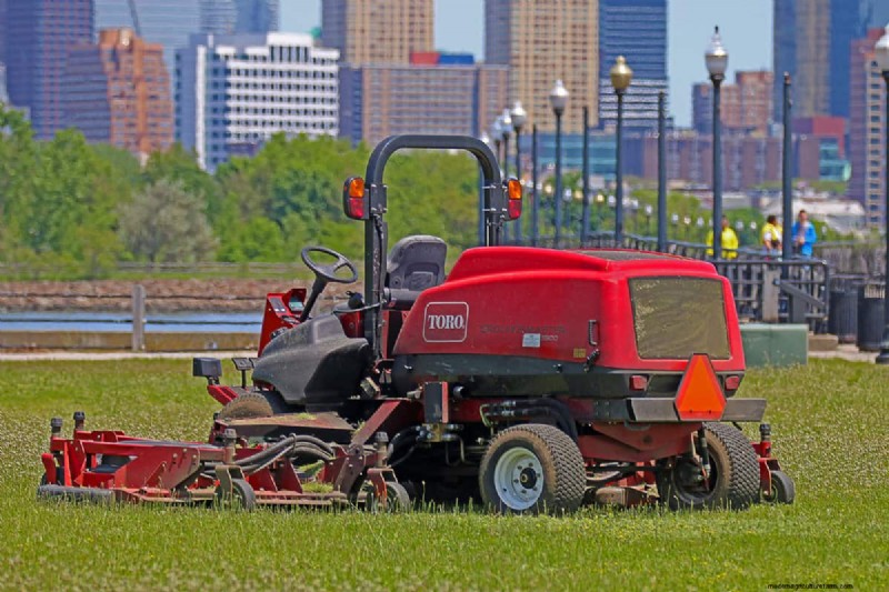 トラブルシューティング:Toro 乗用芝刈り機が動かないのはなぜですか? (解決策と修正) 
