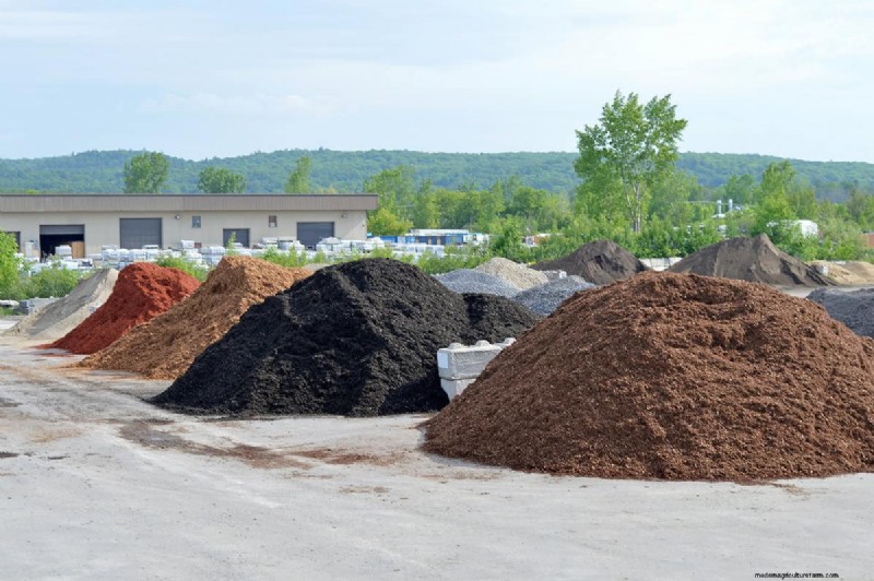 Schwarzer vs. brauner Mulch:Ein umfassender Vergleich für Ihren Garten 