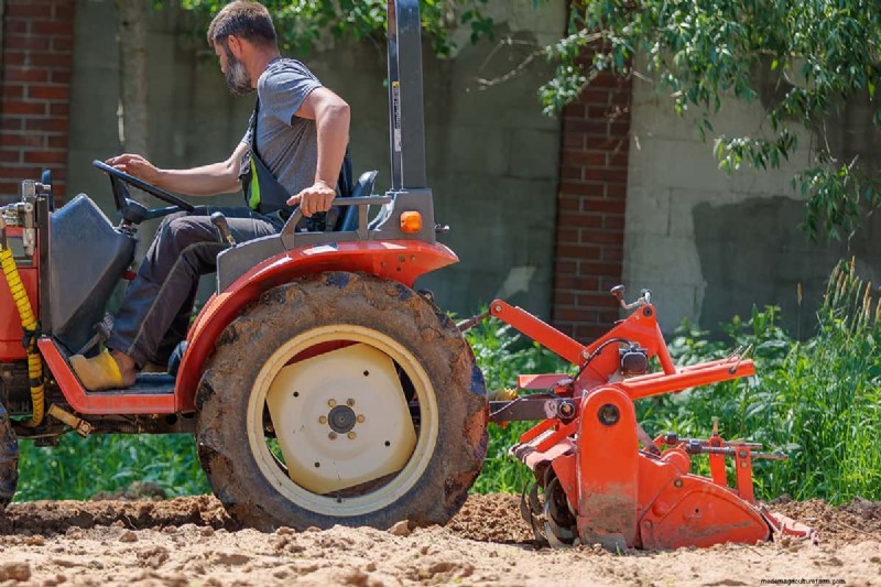 Landschaftsrechen vs. Kastenschild:Auswahl des richtigen Werkzeugs für die Bodenbearbeitung 