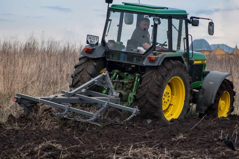 Landschaftsrechen vs. Kastenschild:Auswahl des richtigen Werkzeugs für die Bodenbearbeitung 