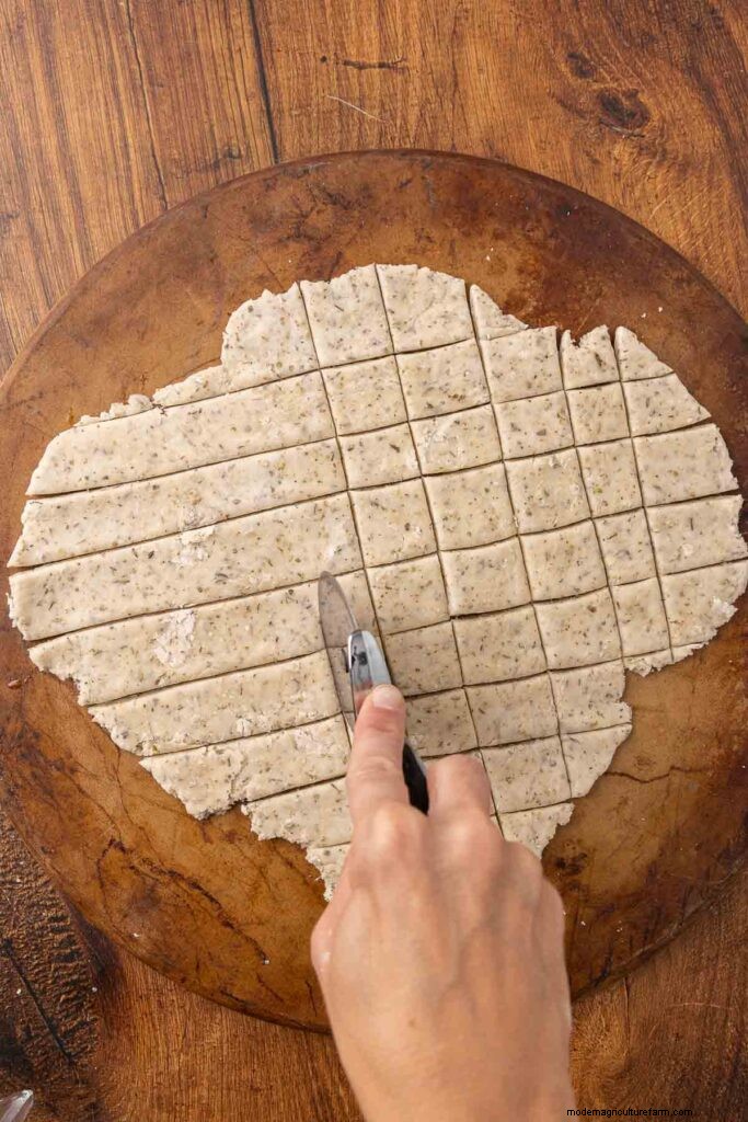 Klassieke zure room- en uiencrackers - eenvoudig zelfgemaakt recept 