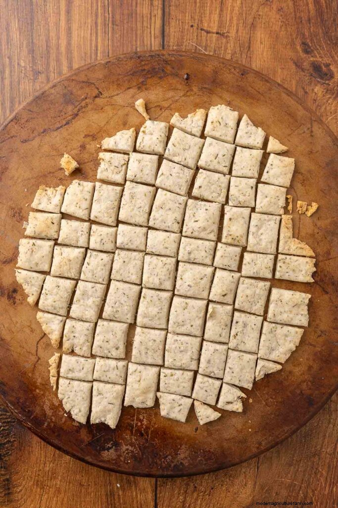 Klassieke zure room- en uiencrackers - eenvoudig zelfgemaakt recept 