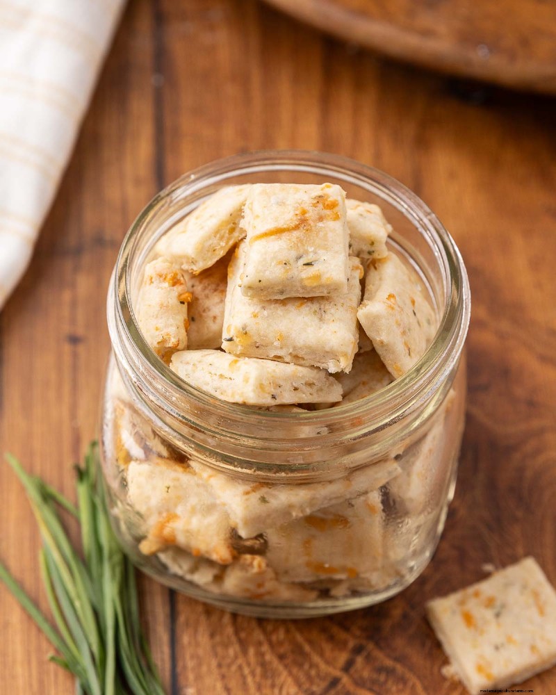 Klassieke zure room- en uiencrackers - eenvoudig zelfgemaakt recept 