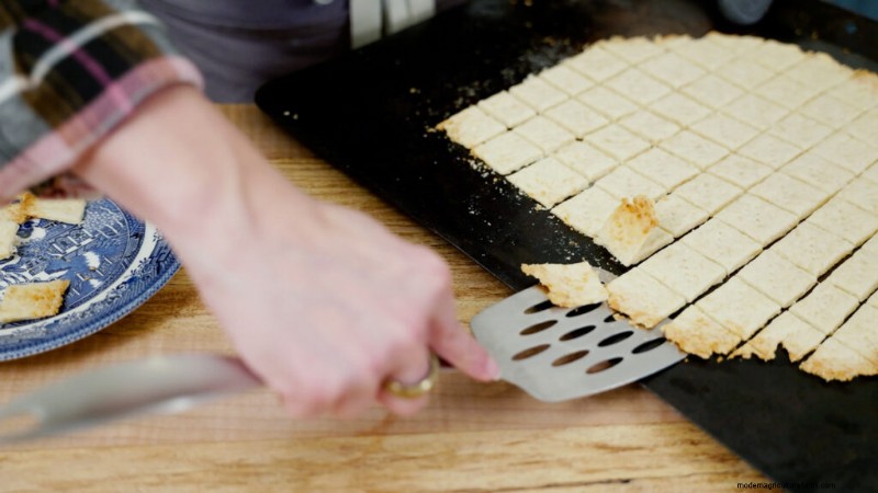 Eenvoudig recept voor zelfgemaakte kaascrackers (4 ingrediënten) 
