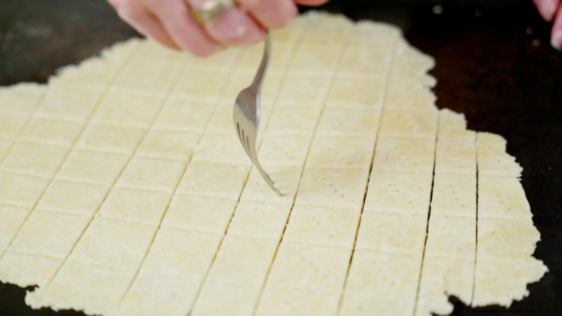 Eenvoudig recept voor zelfgemaakte kaascrackers (4 ingrediënten) 