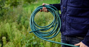 Maak een einde aan de chaos van tuinslangen met een slanke, ruimtebesparende houder die de aantrekkelijkheid van de tuin vergroot 