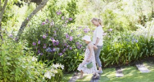 Aggiungi un tocco estivo anni  70 al tuo giardino con le classiche statue da giardino 