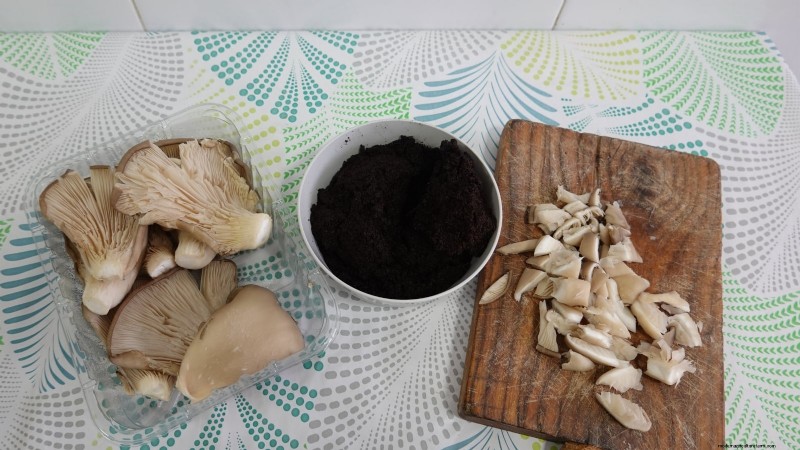 Kweek thuis verse champignons uit in de winkel gekochte stukken 