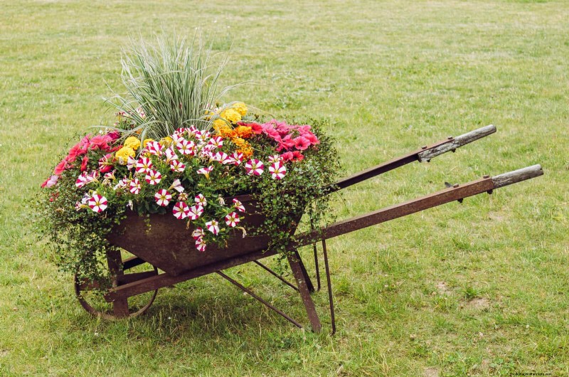 25 budgetvriendelijke plantenbakideeën die stijl toevoegen aan elke buitenruimte 