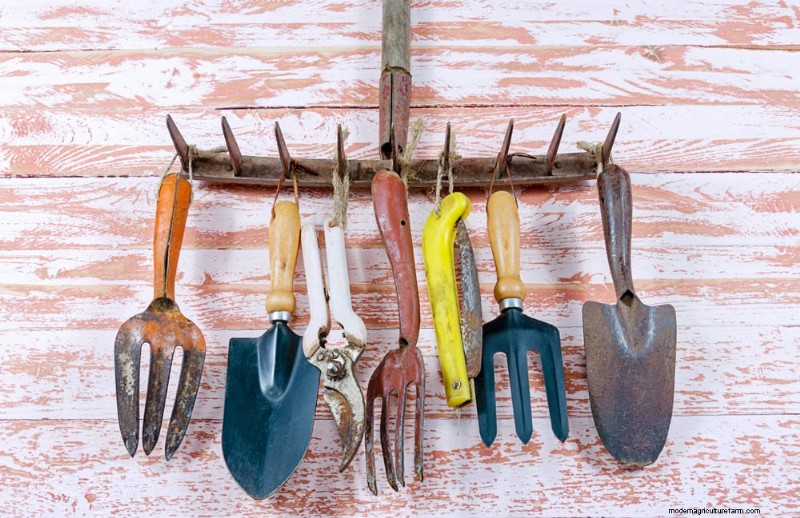 28 creatieve ideeën om oud tuingereedschap opnieuw te gebruiken in een prachtig buitendecor 