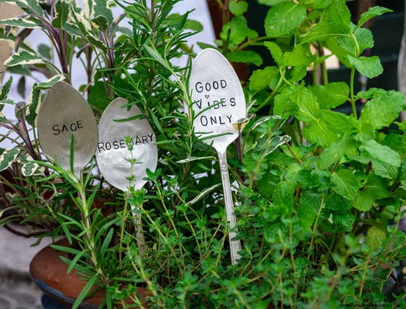 28 creatieve ideeën om oud tuingereedschap opnieuw te gebruiken in een prachtig buitendecor 