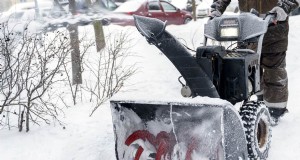 Pourquoi ma souffleuse à neige Troy Bilt émet-elle de la fumée blanche ? Causes et solutions rapides 