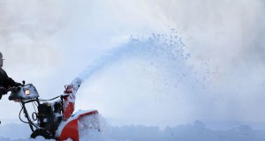 Come pulire il carburatore di uno spazzaneve TroyBilt:una guida passo passo 