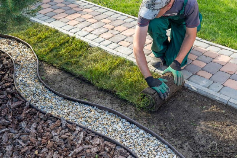 Moet de graszode gelijk liggen met beton? Waarom het lager zou moeten zijn voor drainage en veiligheid 