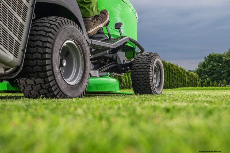 John Deere 芝生トラクターがヒューズを飛ばす理由とその修理方法 