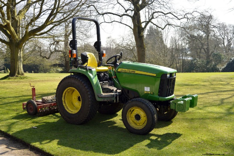 John Deere 芝生トラクターがヒューズを飛ばす理由とその修理方法 